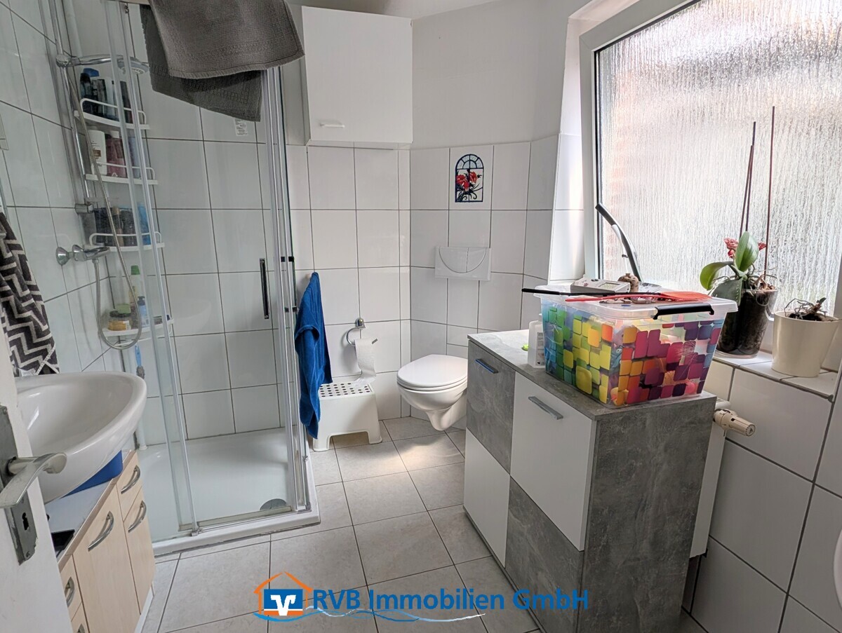 Tageslichtbad mit ebenerdiger Dusche und WC