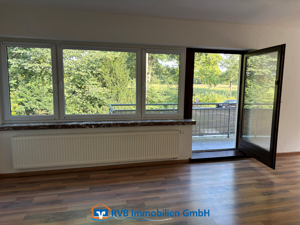 WE II: Wohnzimmer mit Balkonzugang