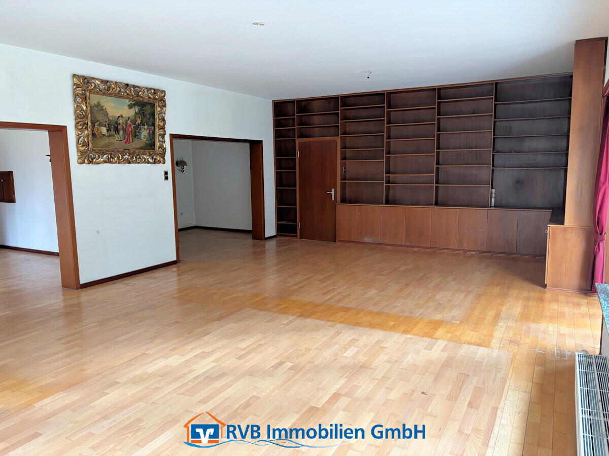WE I: großes Wohnzimmer mit Bibliothekecke