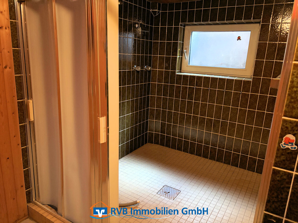 WE I: große Dusche im Keller