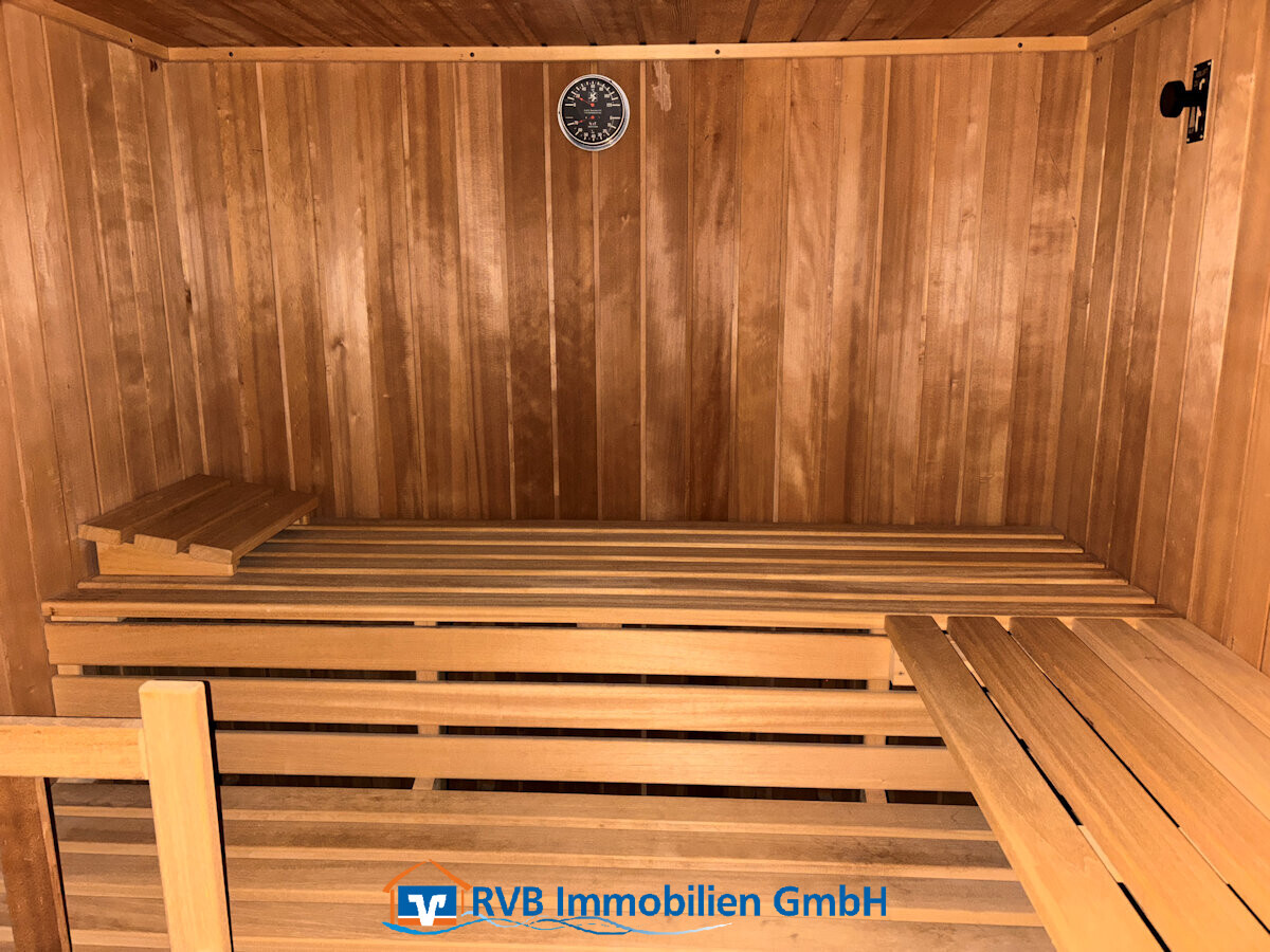 WE I: Sauna im Keller mit großer Dusche