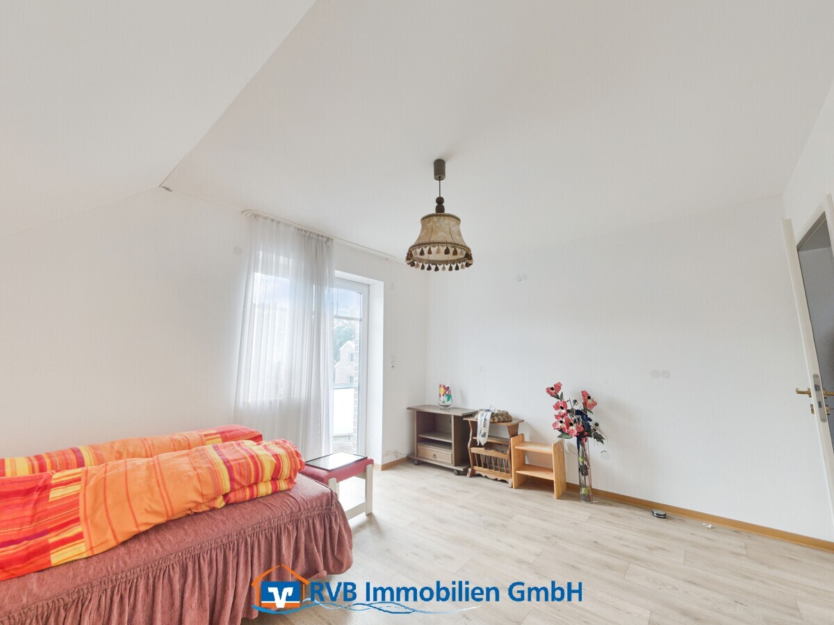 Zimmer im Dachgeschoss mit Küchenanschlüssen