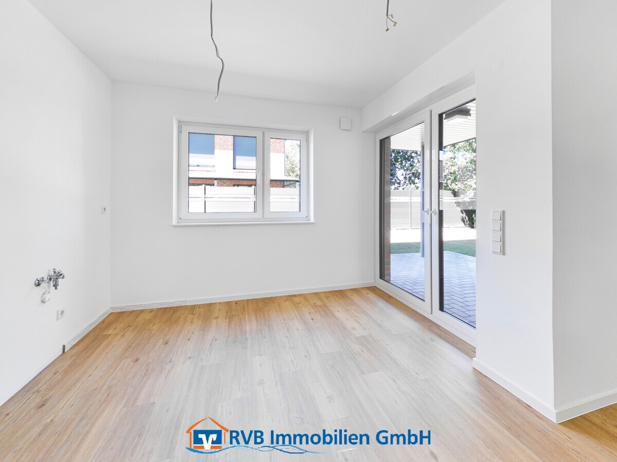 Wohn- und Esszimmer mit Küchenvorbereitung