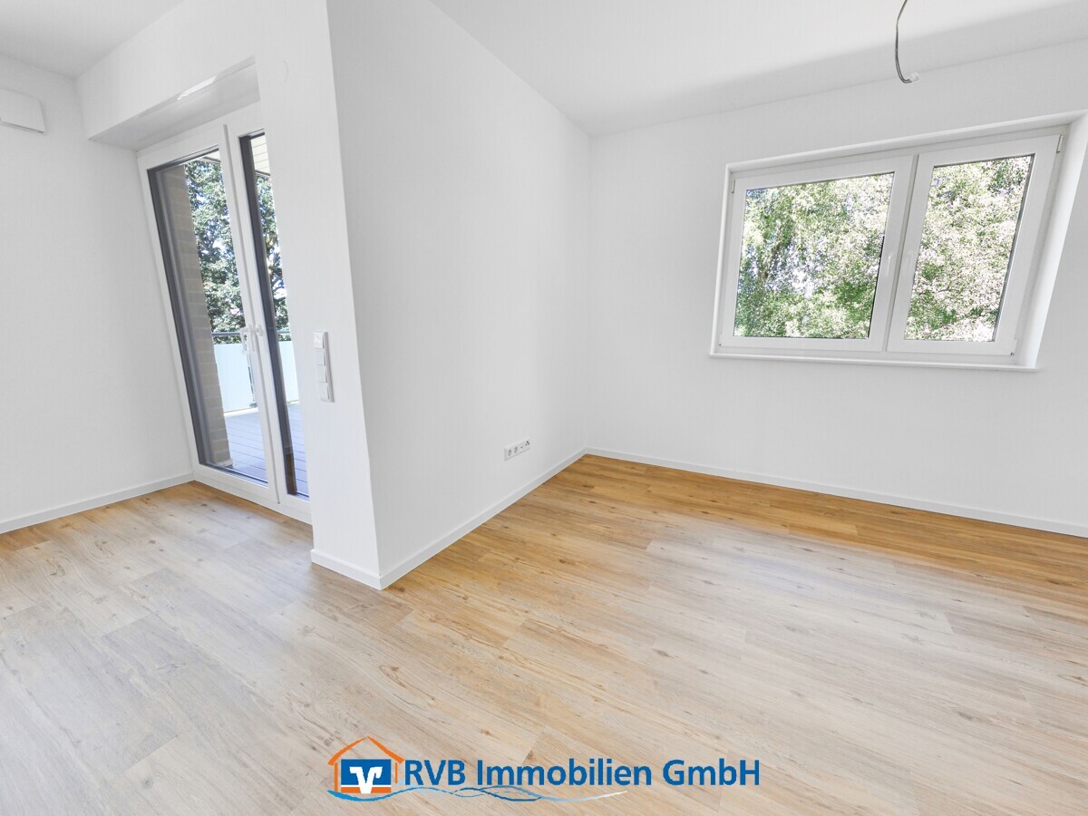 Wohn- und Esszimmer mit Zugang zum Balkon