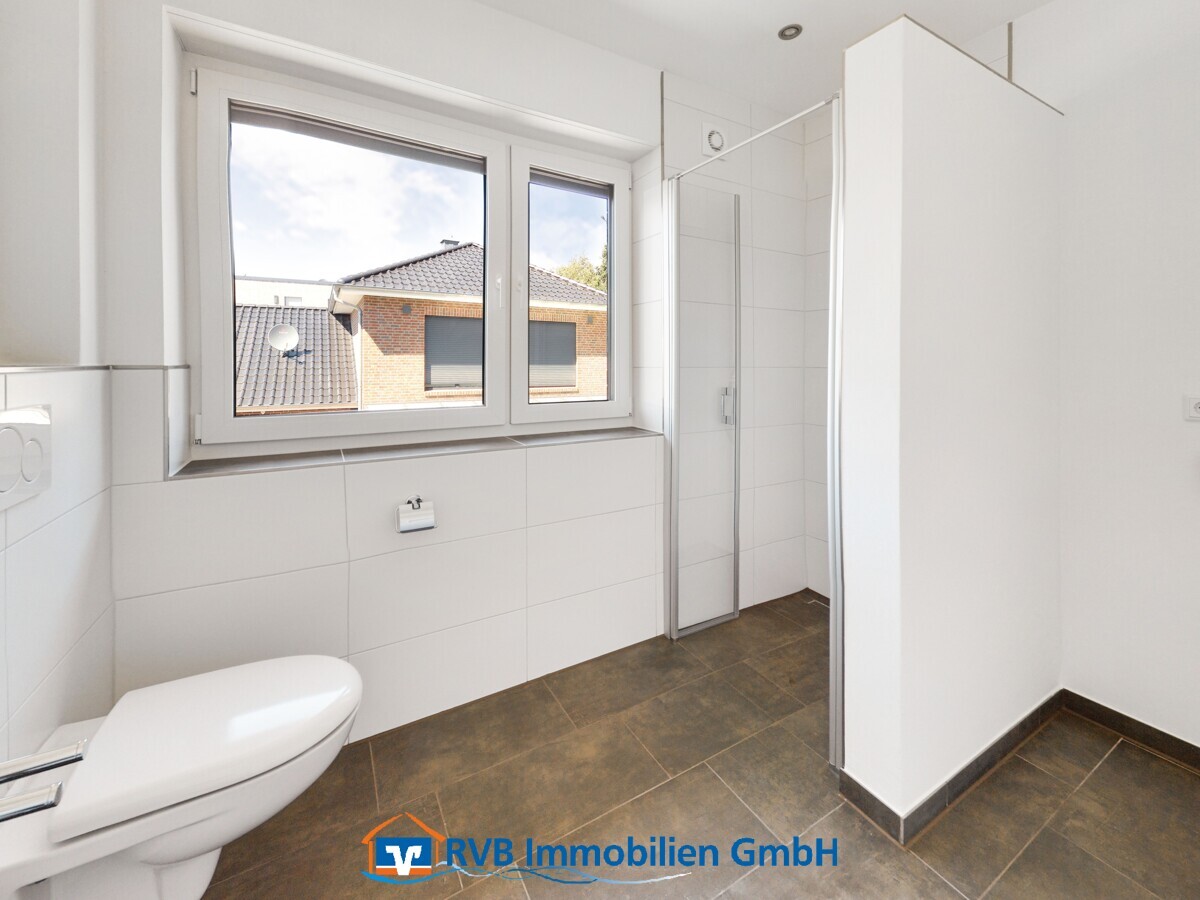 Tageslichtbad mit bodengleicher Dusche und WC