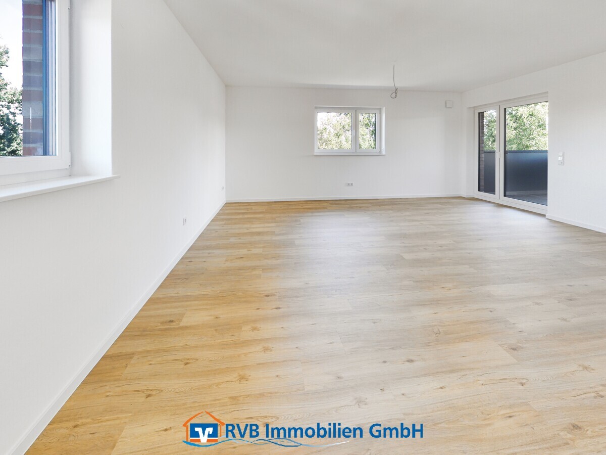 Wohn- und Esszimmer mit Zugang zum Balkon