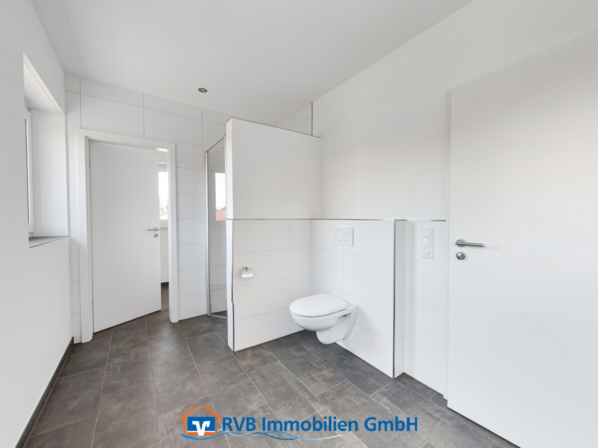 Bad mit bodengleicher Dusche und WC