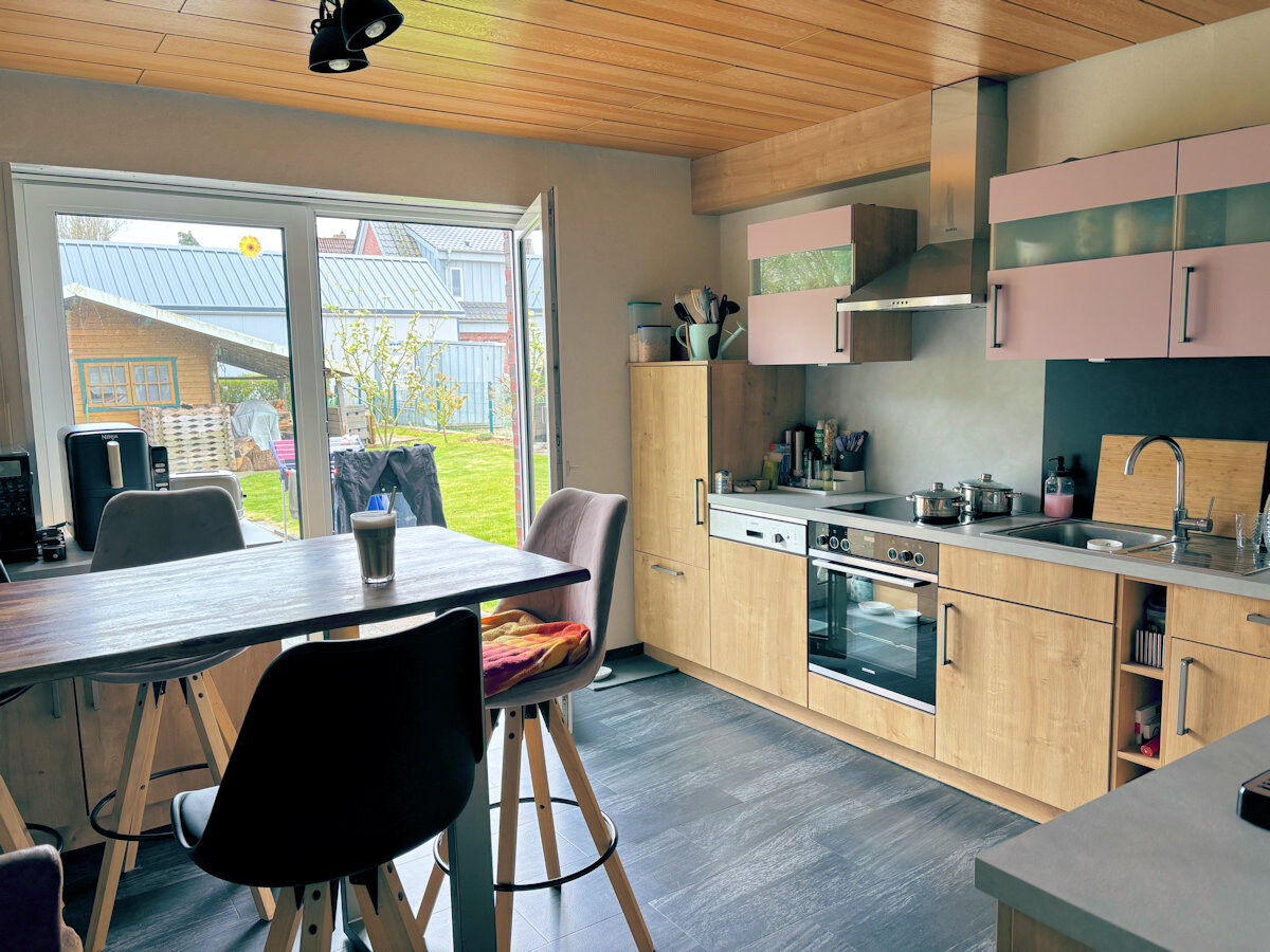 WHSII: Küche mit Einbauküche und Terrassenzugang
