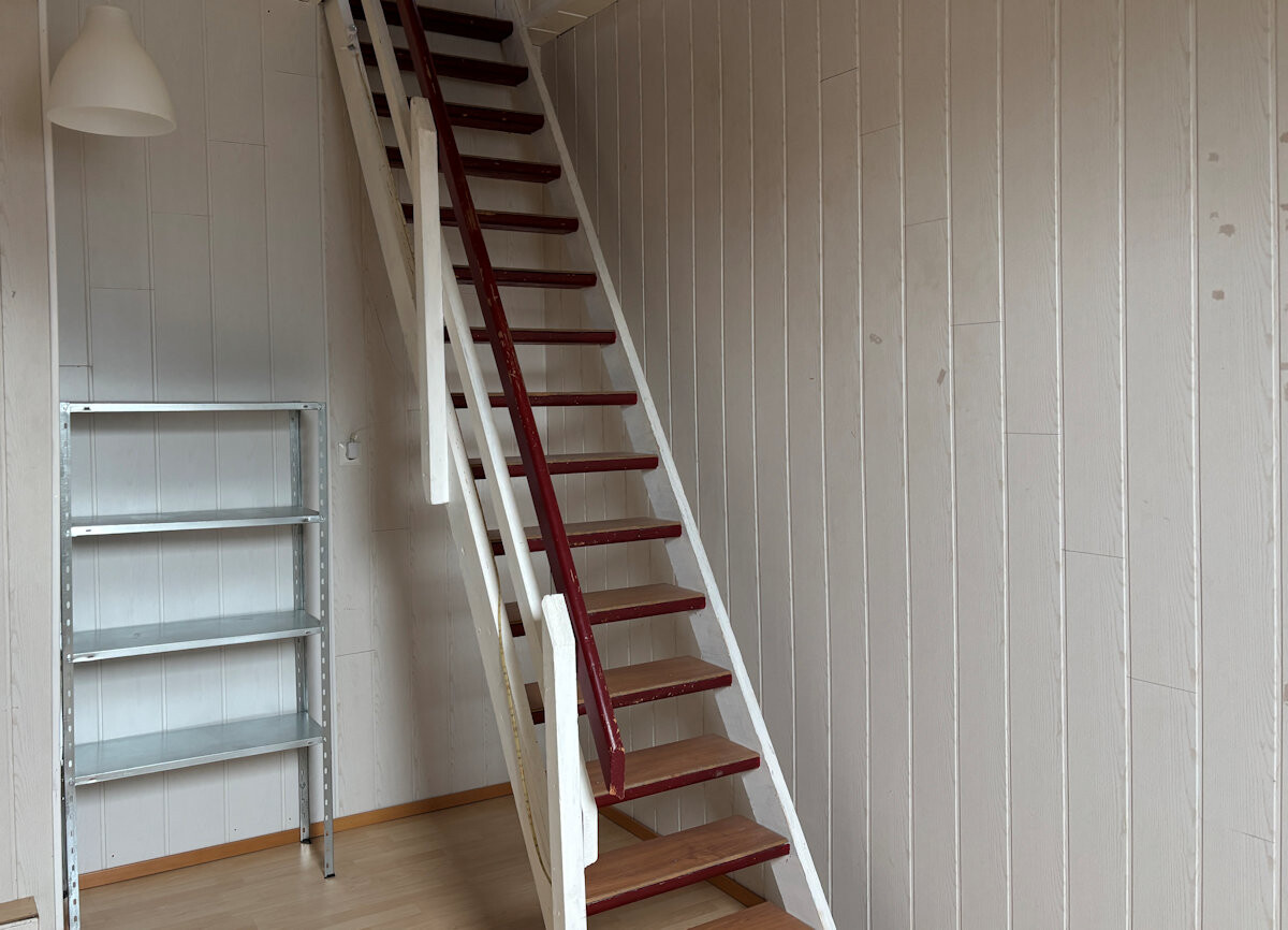 WHS I: Zimnmer IV mit Raumspartreppe zum Dachboden