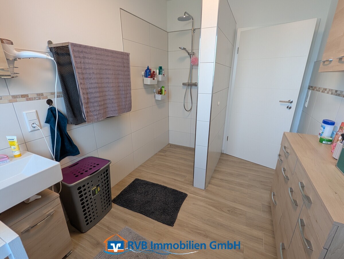 Mit bodengleicher Dusche und WC