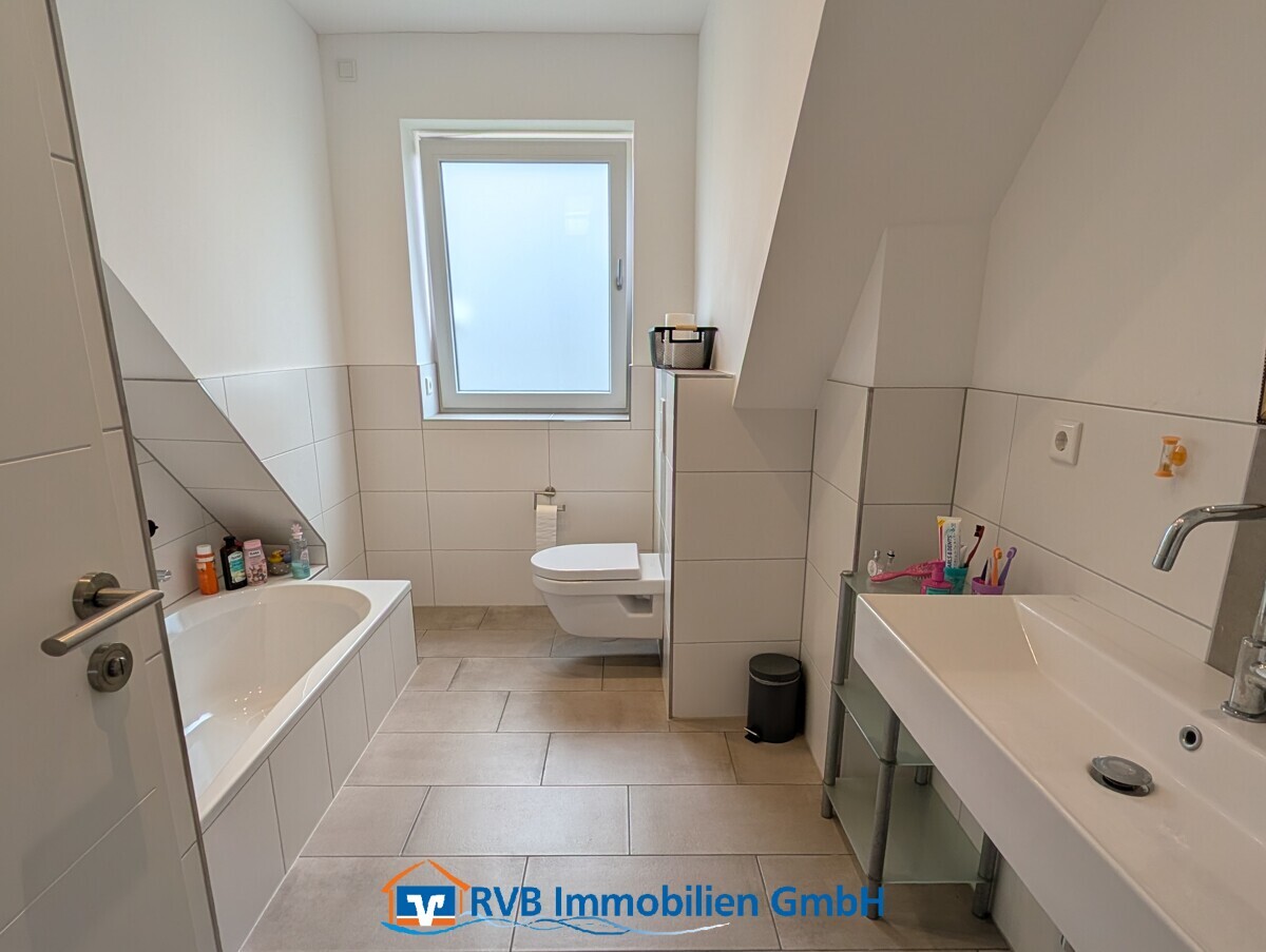 Modernes Vollbad im Dachgeschoss