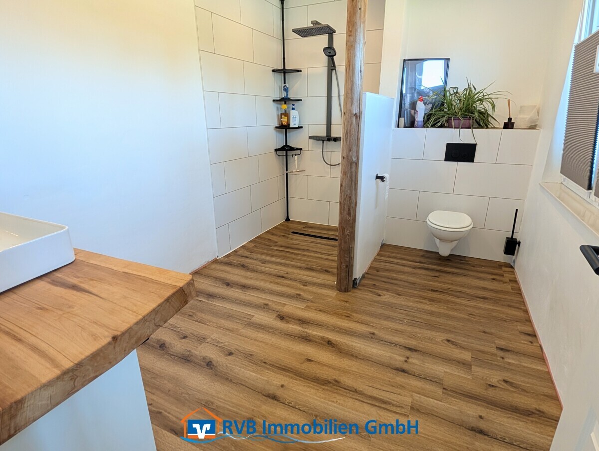 Bad mit bodengleicher Dusche und WC im Erdgeschoss