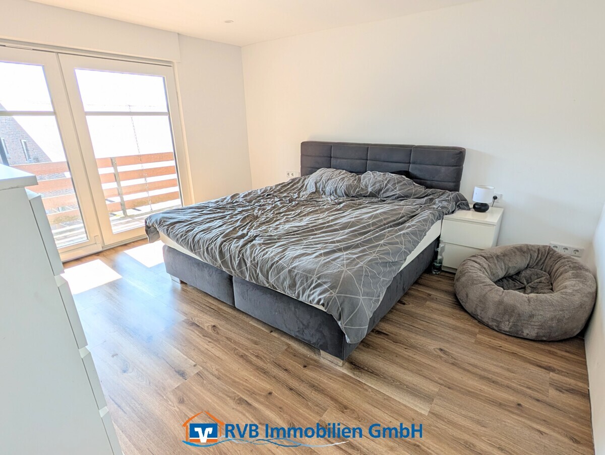 Schlafzimmer mit Zugang zum Balkon