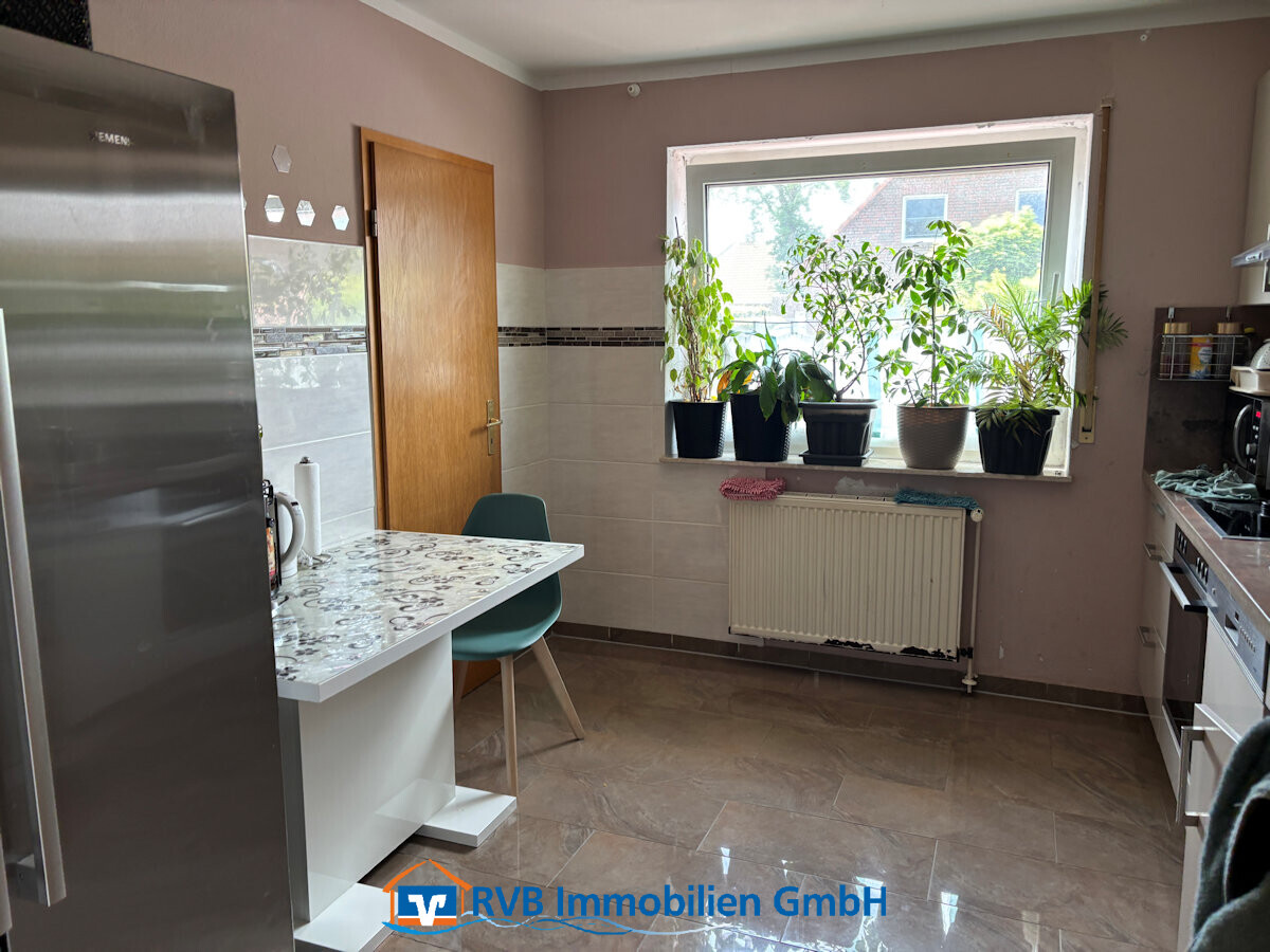 Küche mit Einbauküche u. Speisekammer