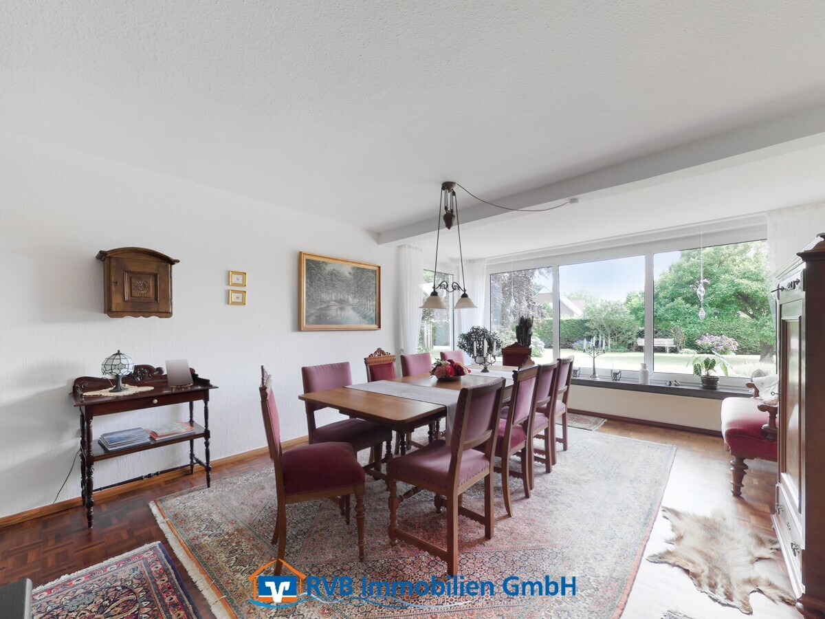 Esszimmer mit traumhaftem Blick in den Garten