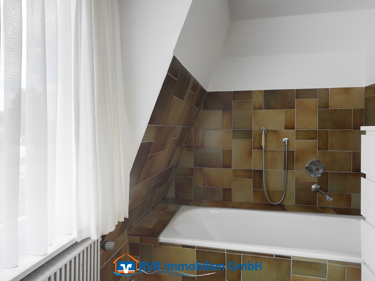 Bad mit Dusche und Wanne