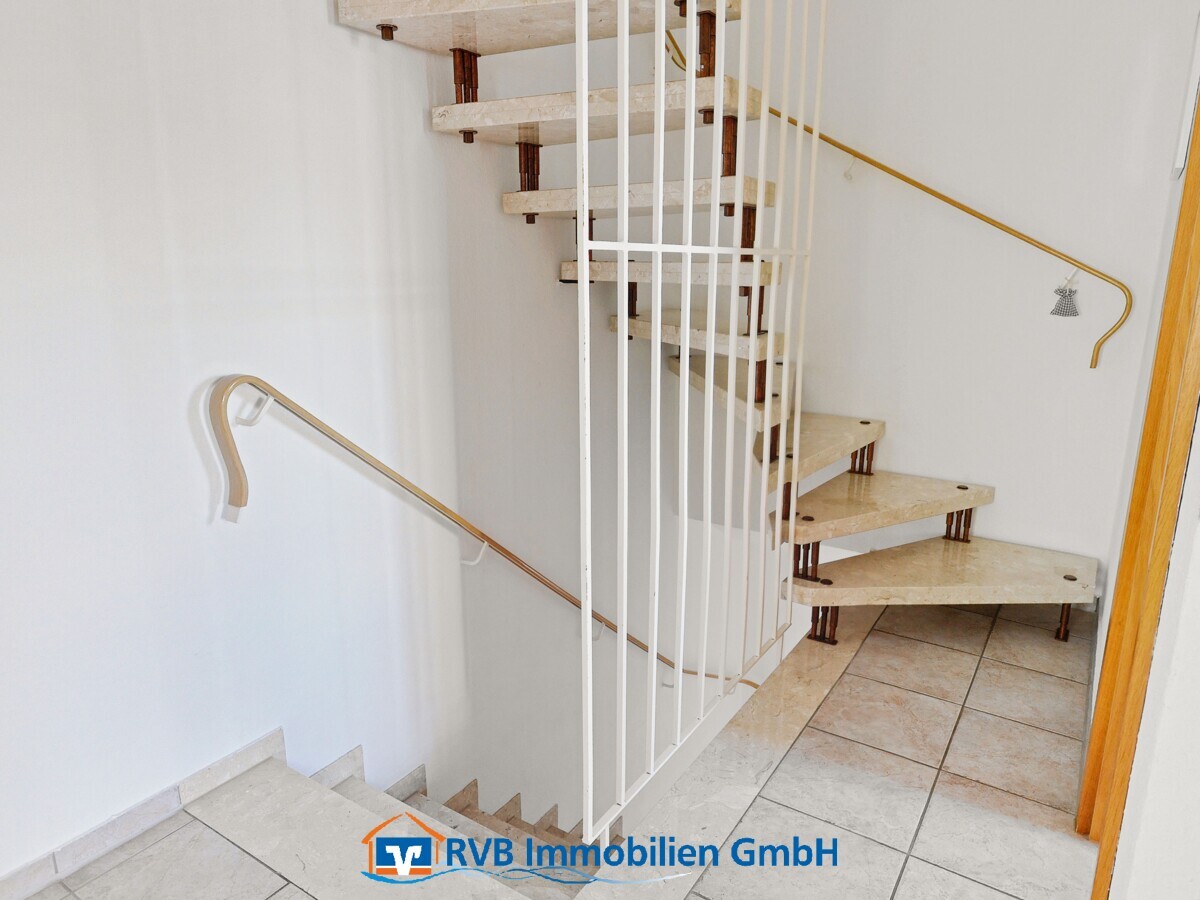 Flur mit massiver Treppe zum Spitzboden
