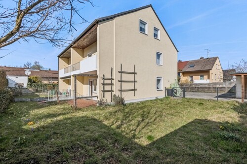 Garten mit Haus Seitenansicht
