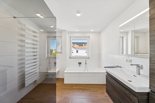 Bad mit Badewanne und Dusche