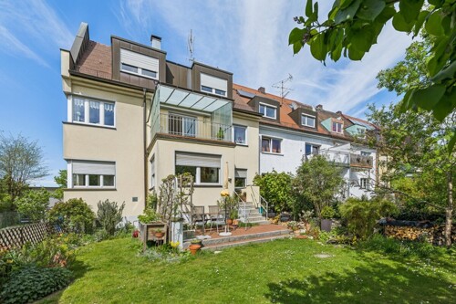 Blick von Garten auf Balkon