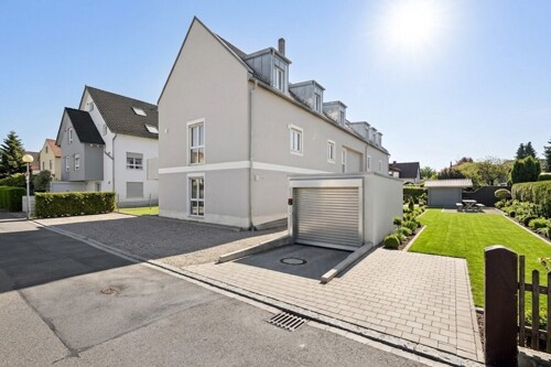 Außenansicht mit Einfahrt Tiefgarage