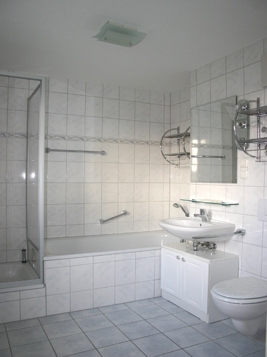 ... Bad mit Wanne und Dusche