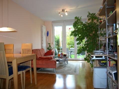 Wohnzimmer mit großen Fenstern