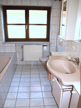 Schönes Bad mit Fenster ...