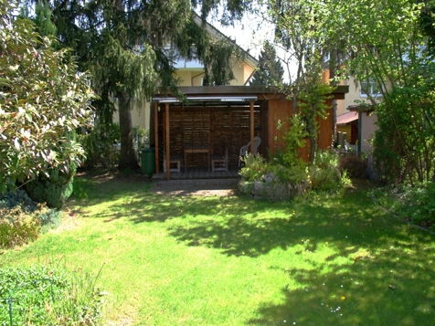 Garten mit Laube und Gartenhaus