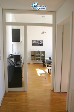 Blick von Garderobe ins Wohnzimmer
