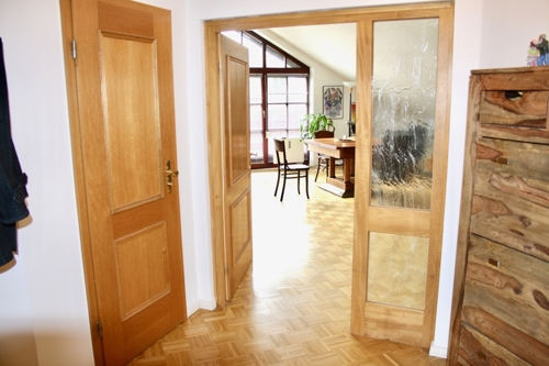 Blick von der Diele ins Wohnzimmer