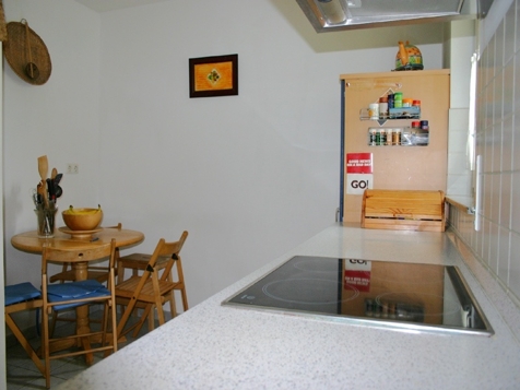 Helle Küche mit Essplatz