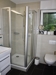 Duschbad mit WC und Fenster im OG