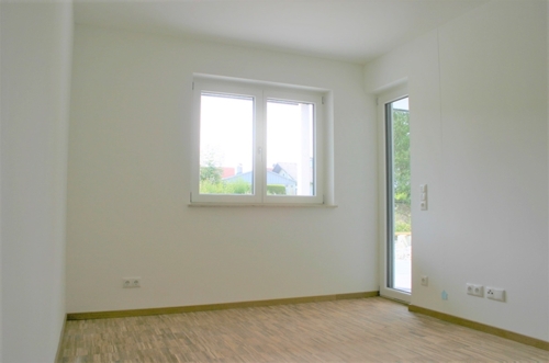 Arbeitszimmer mit Zugang zu Terrasse