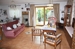 Wohnzimmer mit Terrakotta-Fußboden