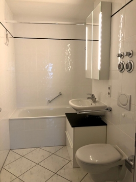 Bad mit Wanne, 1. DG