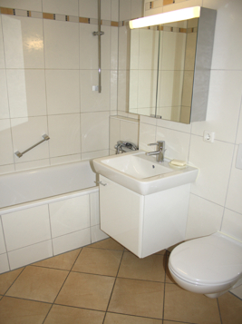 Schönes Badezimmer mit Wanne