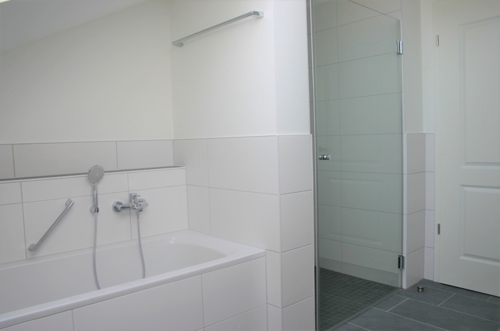 Badewanne und große Dusche