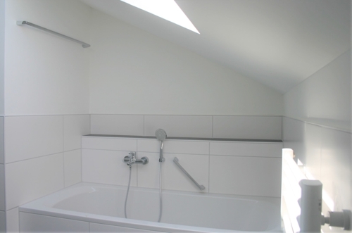 Badewanne mit Ablage