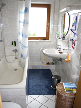 Badezimmer mit Wanne und Fenster