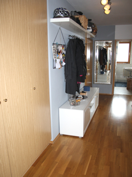 Flur mit großem Einbauschrank