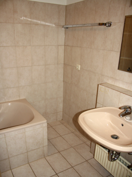 Badezimmer mit WM-Anschluss ...