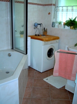 Bad mit Acryl-Eckbadewanne