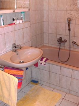 Badezi. mit Wanne und Dusche