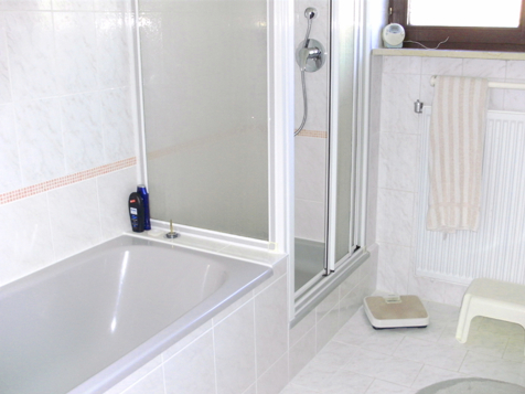 Bad mit Wanne und Dusche