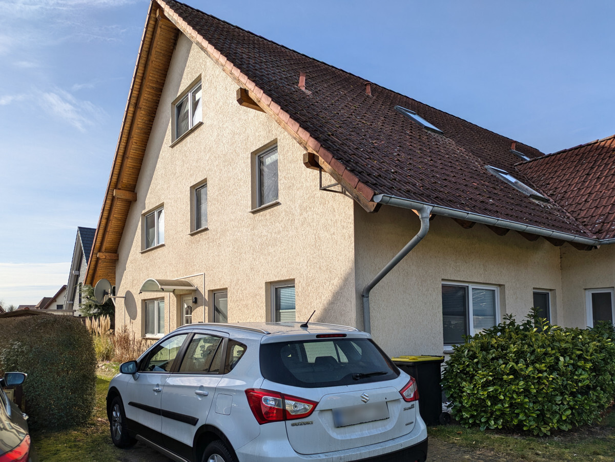 Außenansicht mit Stellplatz