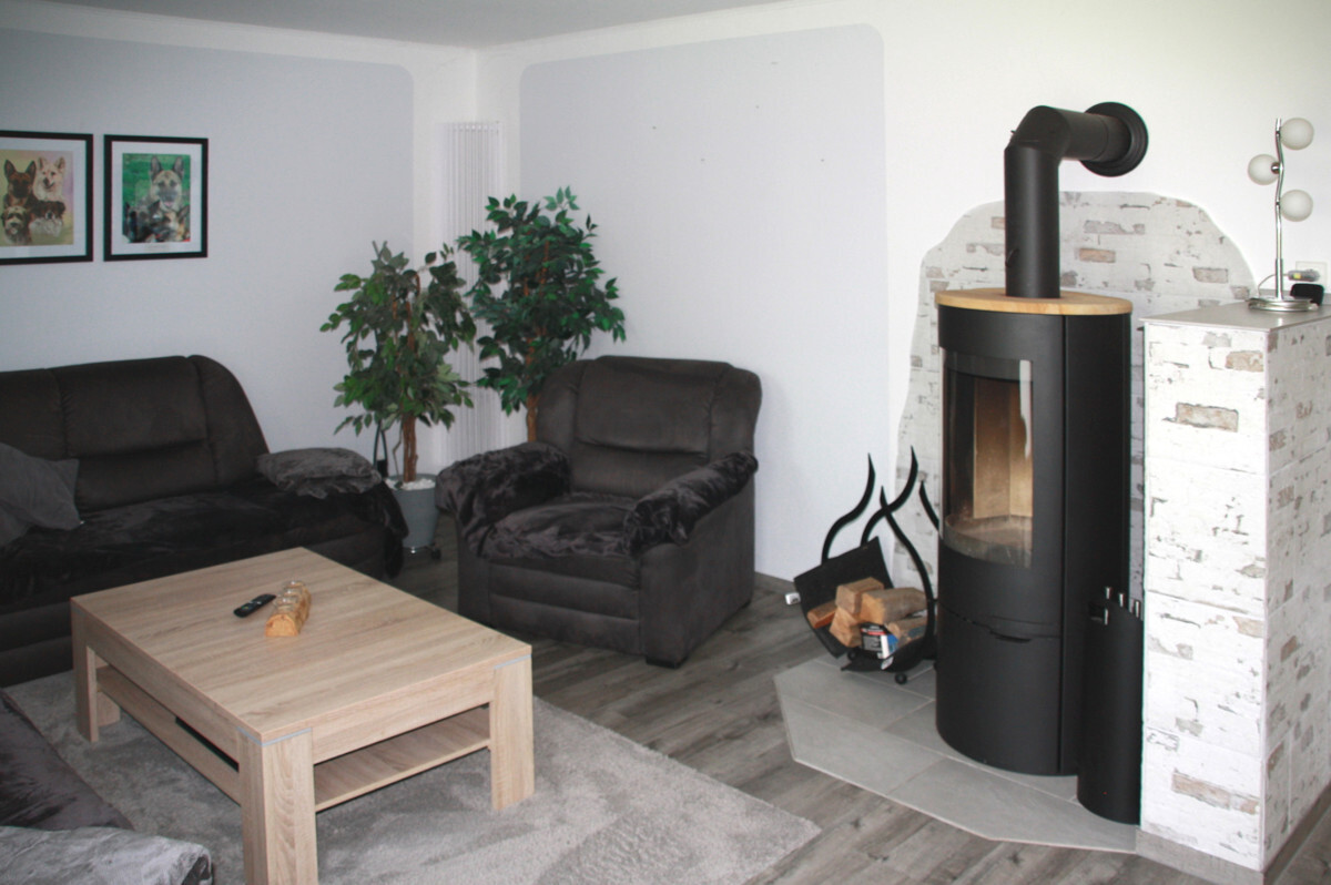 Wohnzimmer mit Kamin