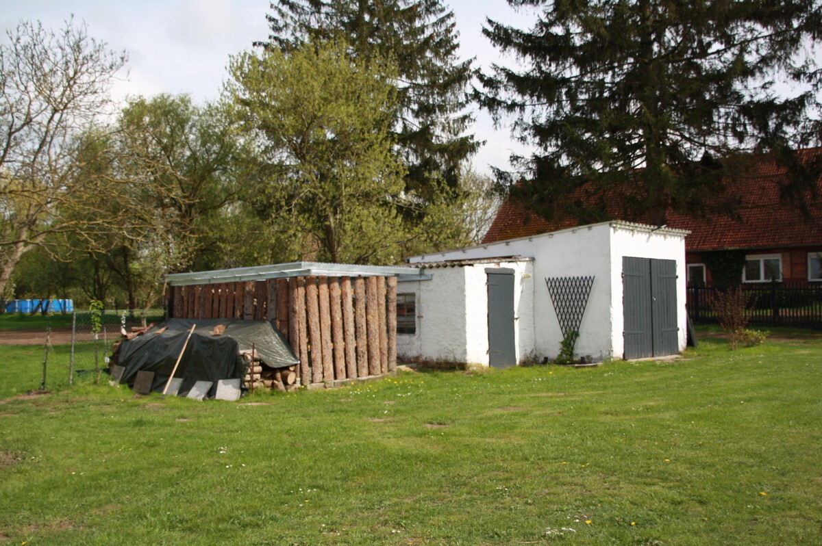 Garage mit Holzlager