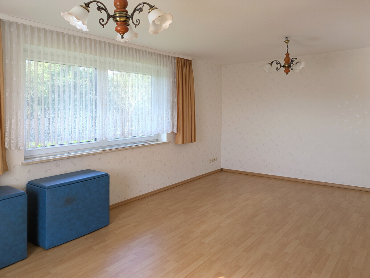Aufenthaltsraum mit Büro