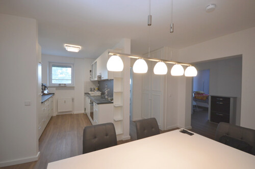 Diele mit Essbereich und Küche